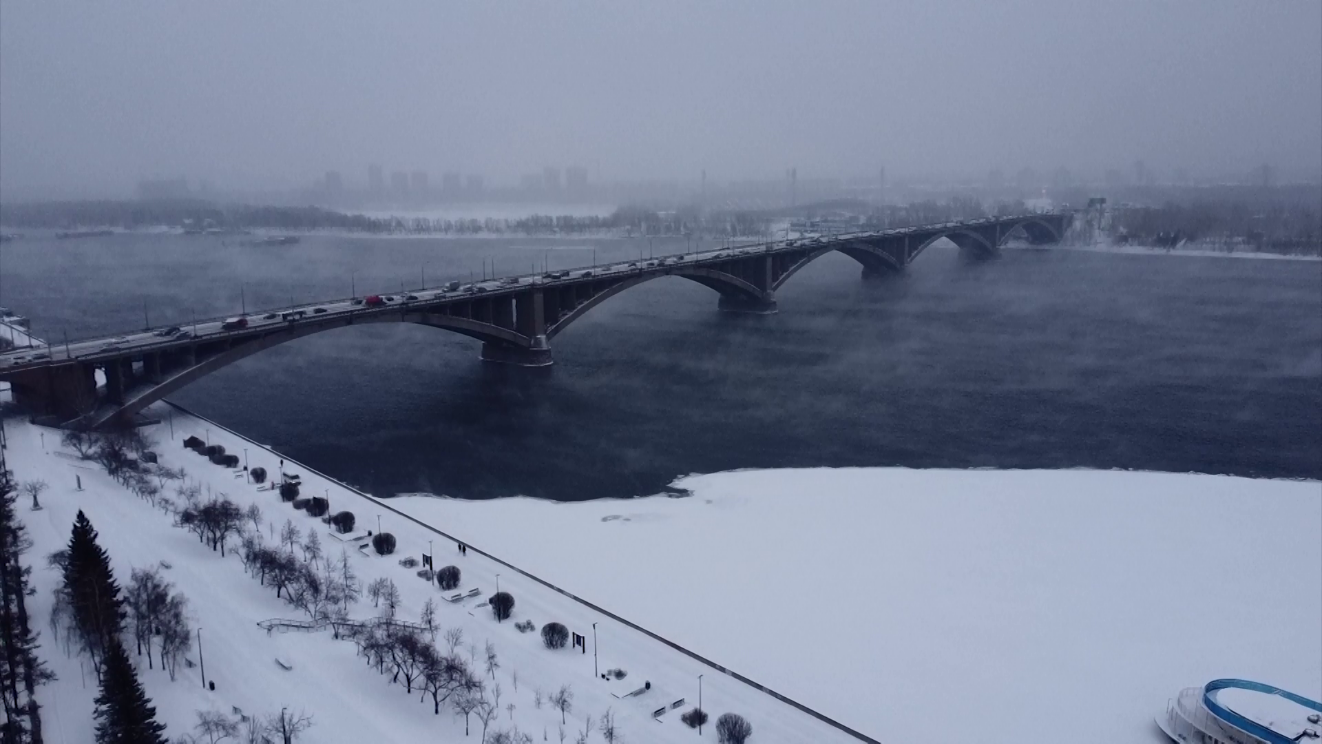 Улицы в городах опустели: люди решили спрятаться от стужи