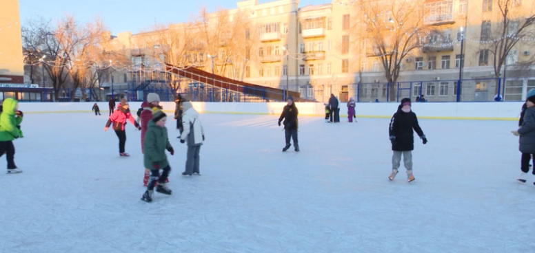 В Оренбурге продолжают работать ледовые катки