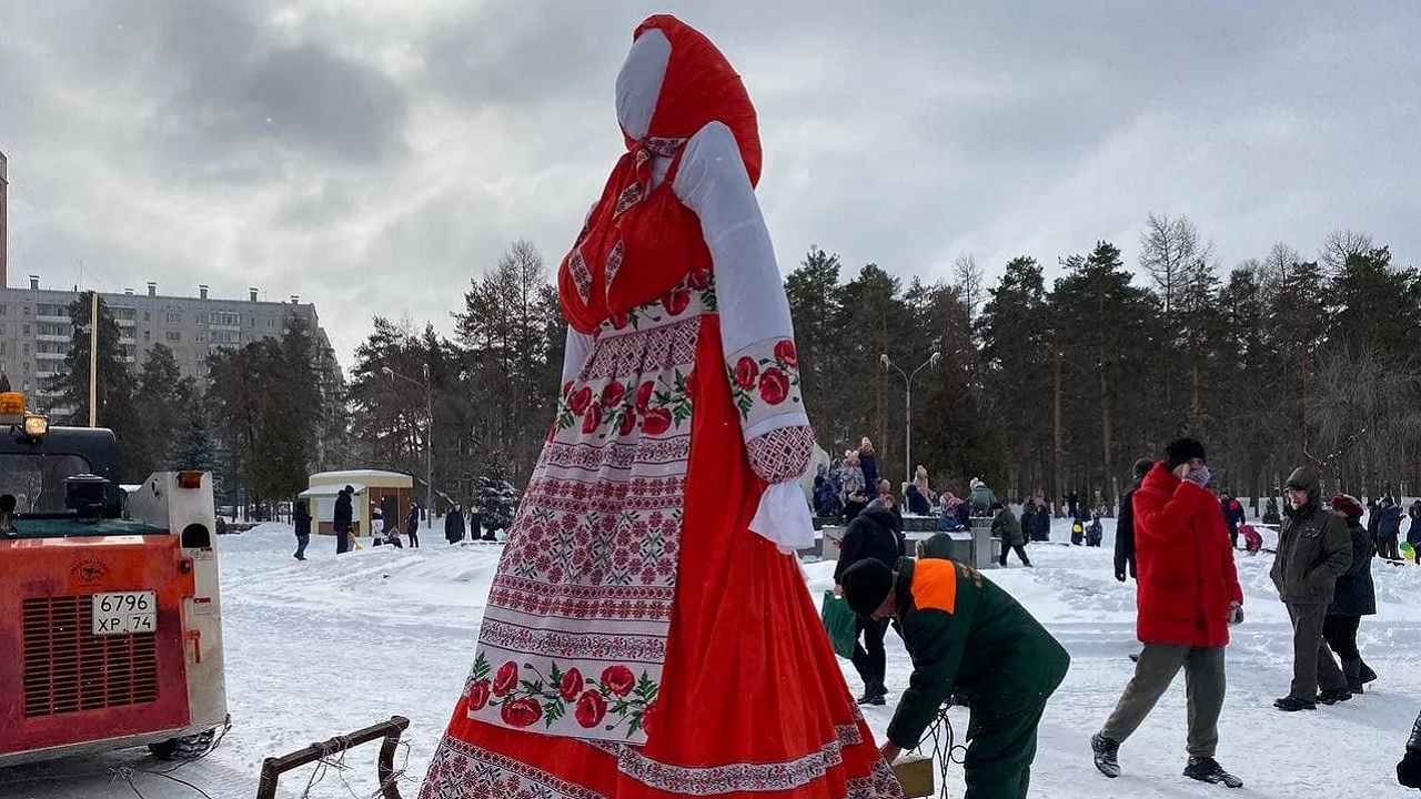 От миниатюрных до ростовых: конкурс масленичных кукол организовали в Челябинске