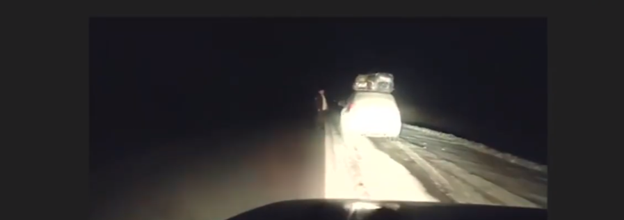 В Акбулакском районе участковый спас замерзающих на трассе людей