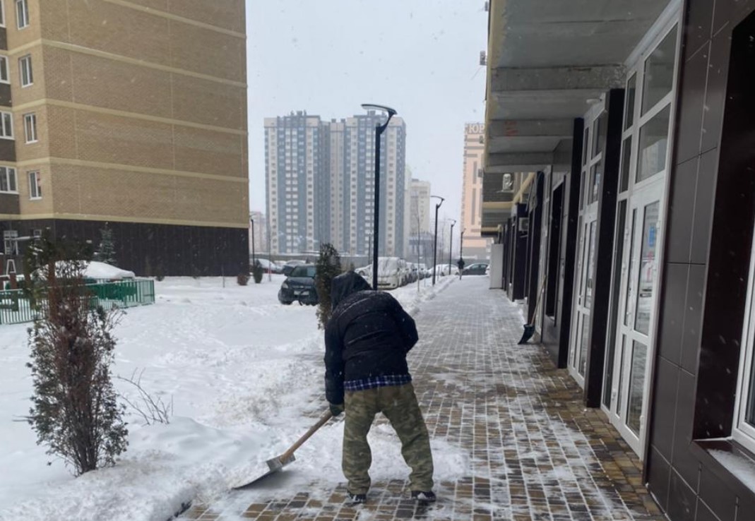 Более 600 человек вышли на уборку снега в Краснодаре