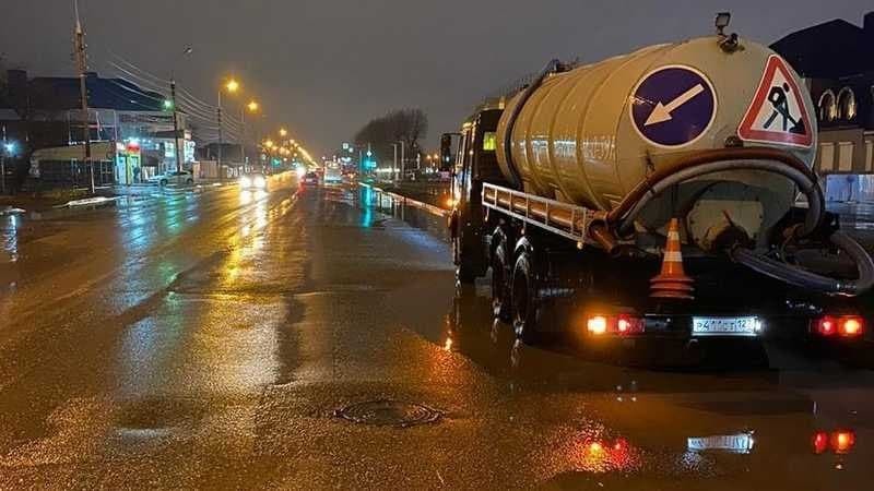 В Краснодаре работает водооткачивающая техника