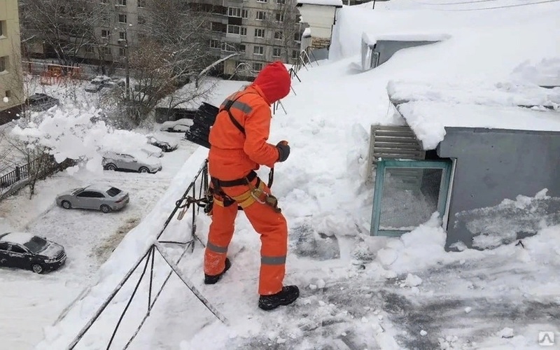 Крыши многоэтажек в Оренбурге очищают от сосулек и наледи