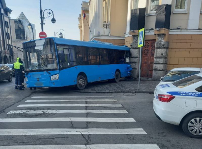 Неуправляемый автобус врезался в здание суда во Владивостоке