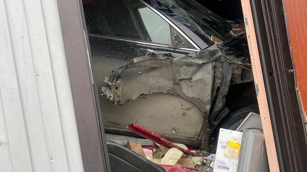 Автолюбительница протаранила торговый павильон в Челябинске