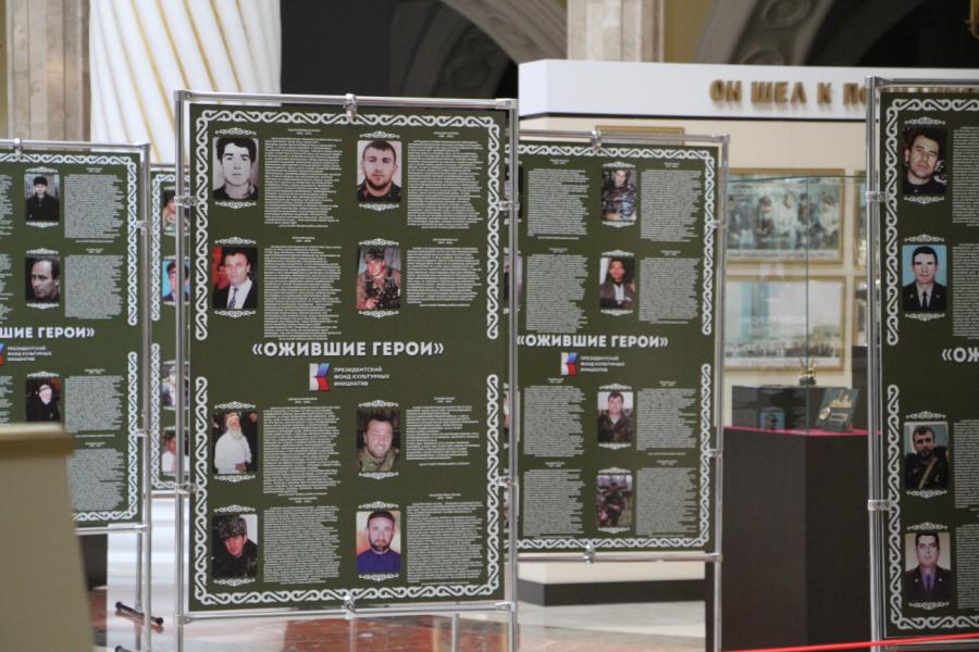 В Грозном открылась передвижная выставка «Ожившие Герои»
