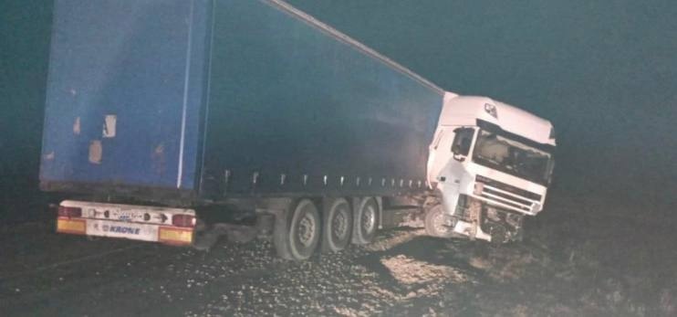 Один человек погиб и четверо ранены в ночной аварии под Саратовом