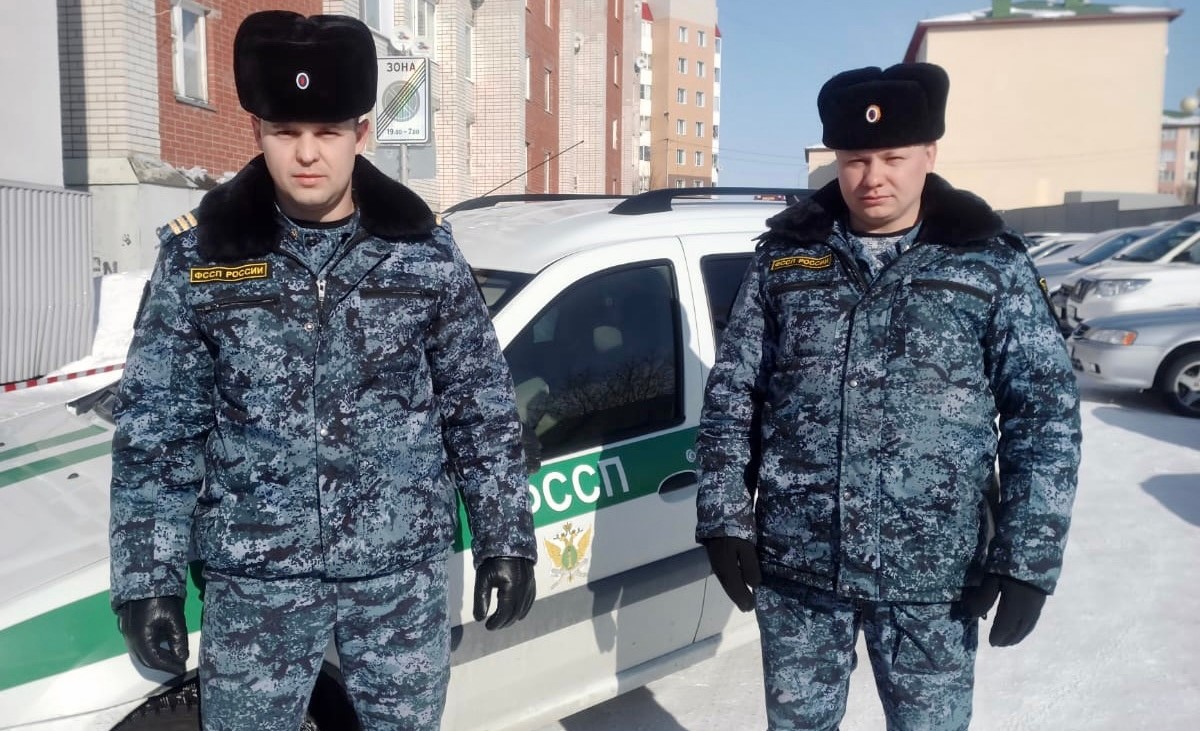 На Ямале судебные приставы спасли попавшего в ДТП водителя