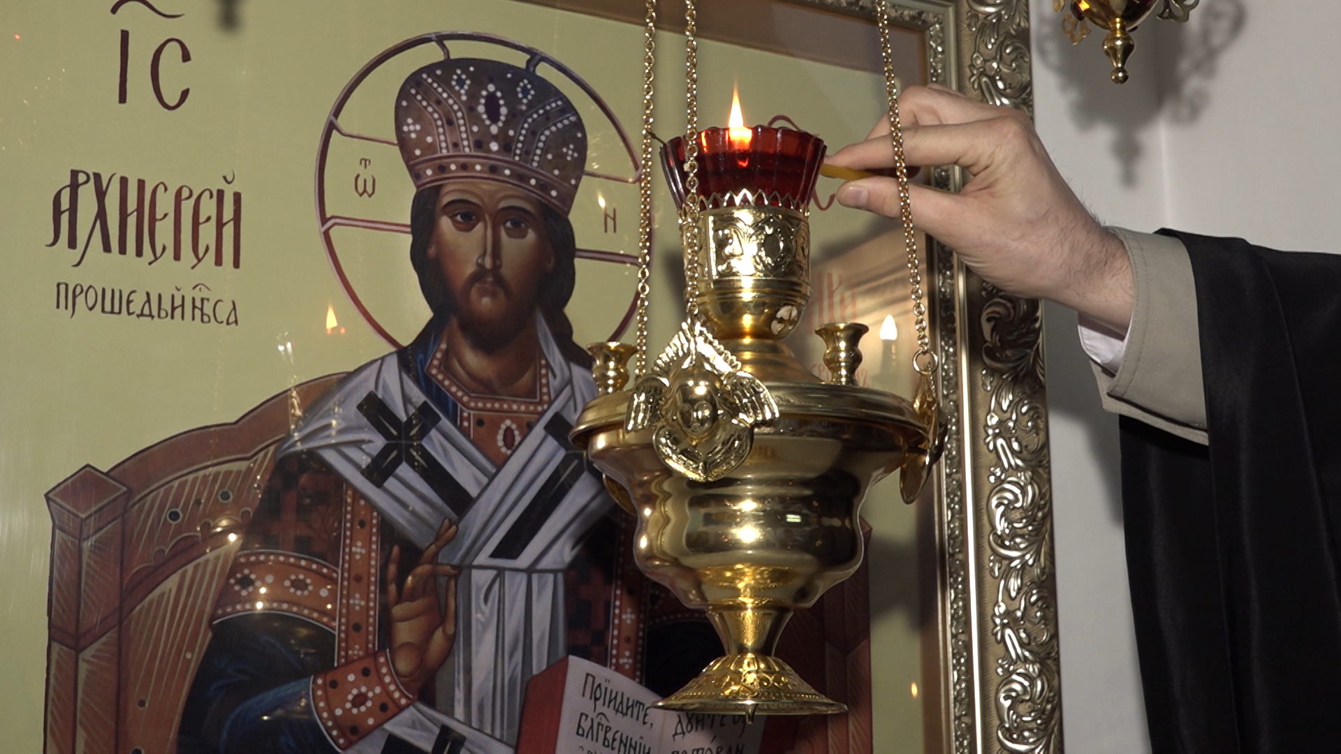 Благодатный огонь в Иркутскую область по традиции доставила режиссер ГТРК "Иркутск" Ольга Лакина