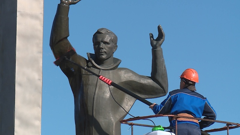 У памятников Оренбурга продолжается "банный" сезон