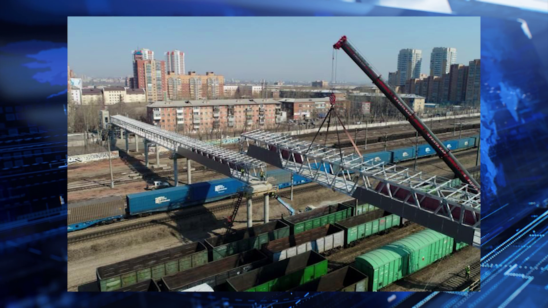 В Красноярске установили последний пролет пешеходного моста на Семафорной