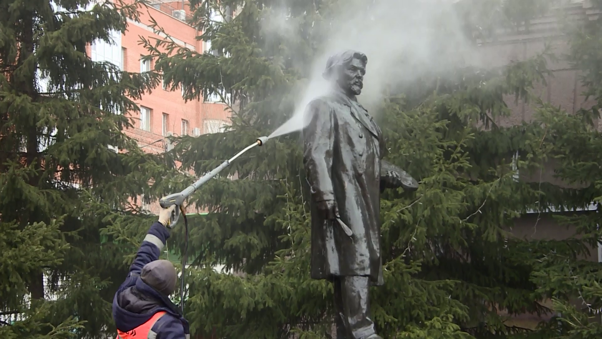 В Красноярске моют памятники
