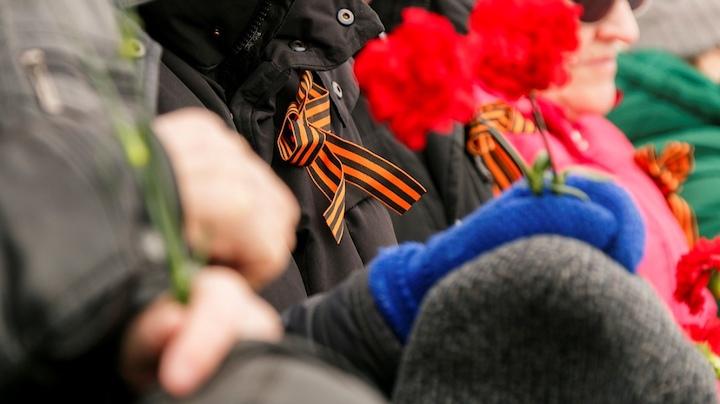 В Курской области с патриотического панно убрали фото порноактера