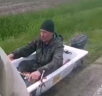 У кубанского Кулибина забрали ванну с мотором на штрафстоянку