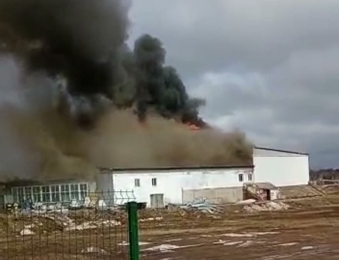 Спортивный комплекс "Олимпиец" горит в Усть-Илимске