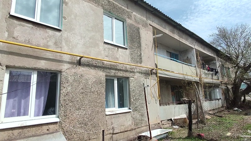 Жильцы одного из домов в поселке Краснощеково продолжают ютиться в опасных условиях