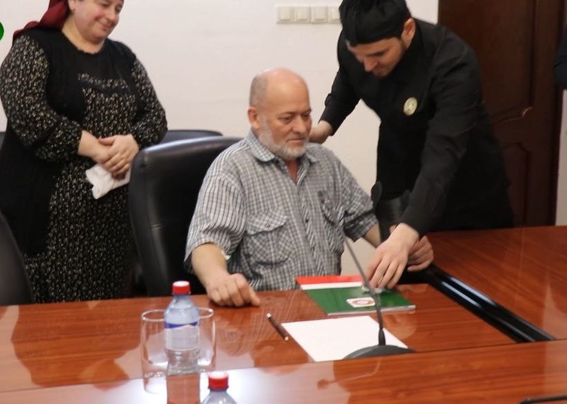 В Чечне инвалиду подарили квартиру
