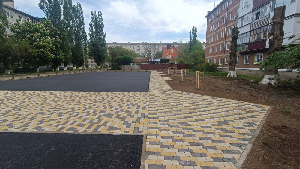 В Кропоткине по нацпроекту благоустраивают сквер