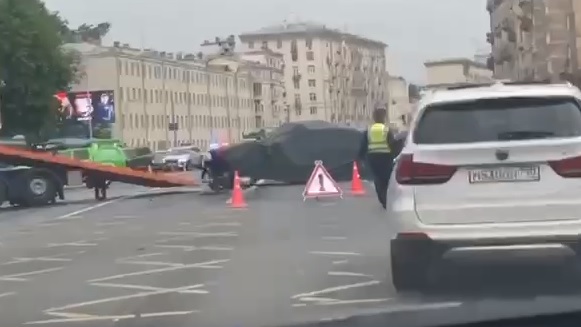 Aurus с правительственными номерами попал в аварию в центре Москвы