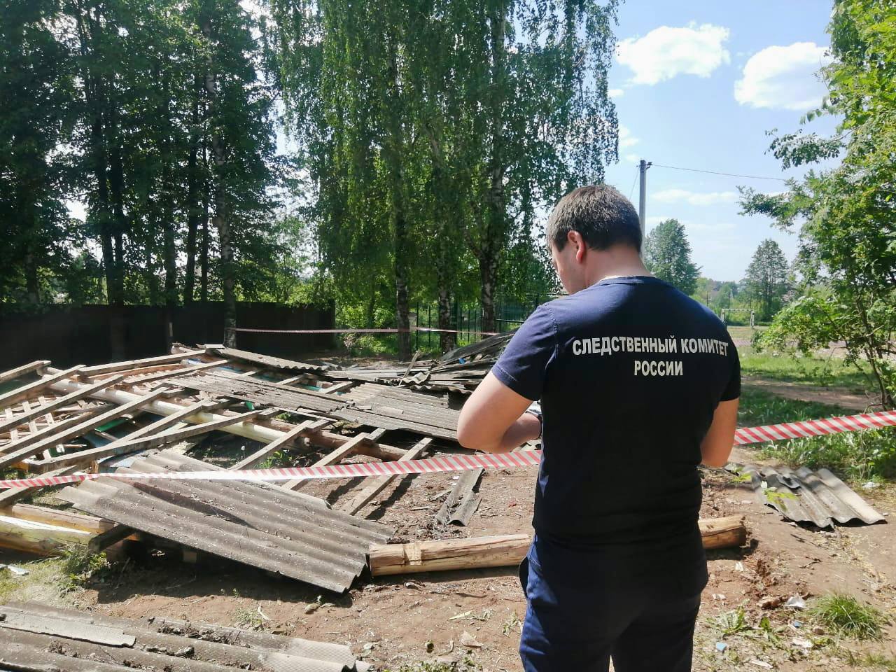 Шесть первоклассников пострадали при обрушении школьной беседки