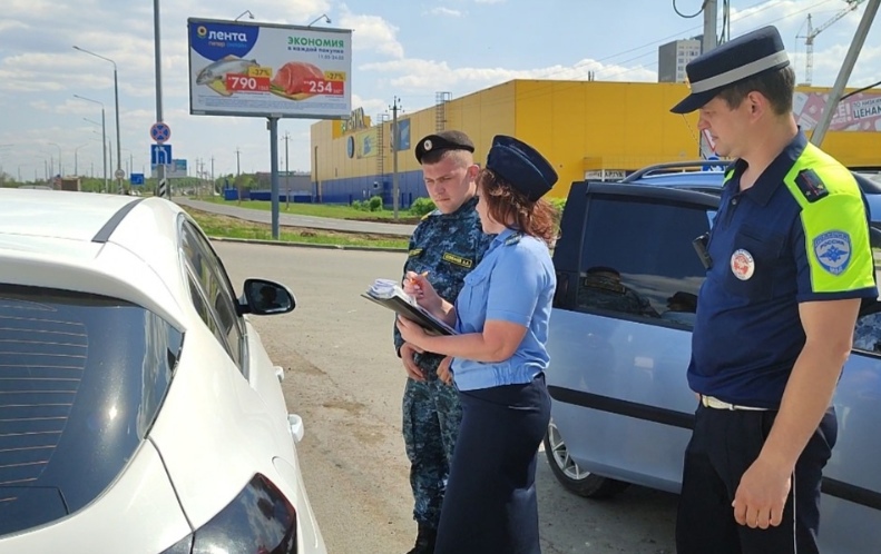 На дорогах Оренбурга с владельцев автомобилей взыскали задолженности