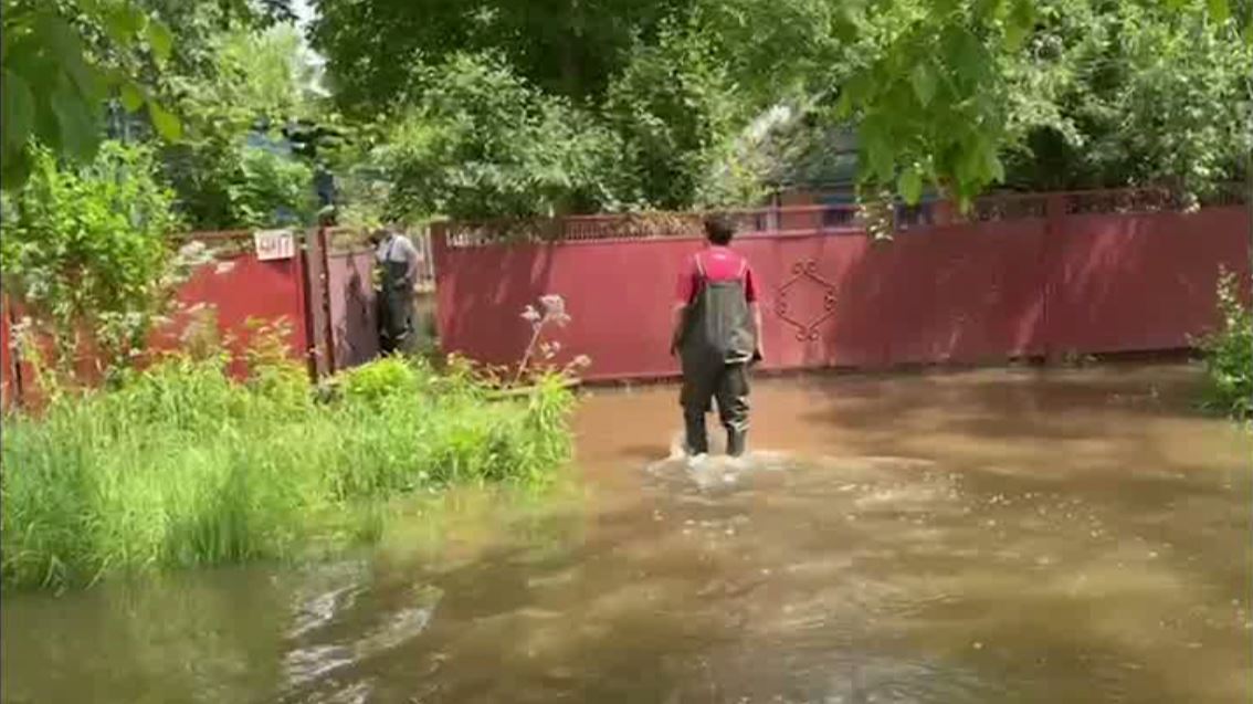 На Кубани сохраняются подтопленные дома и дворы