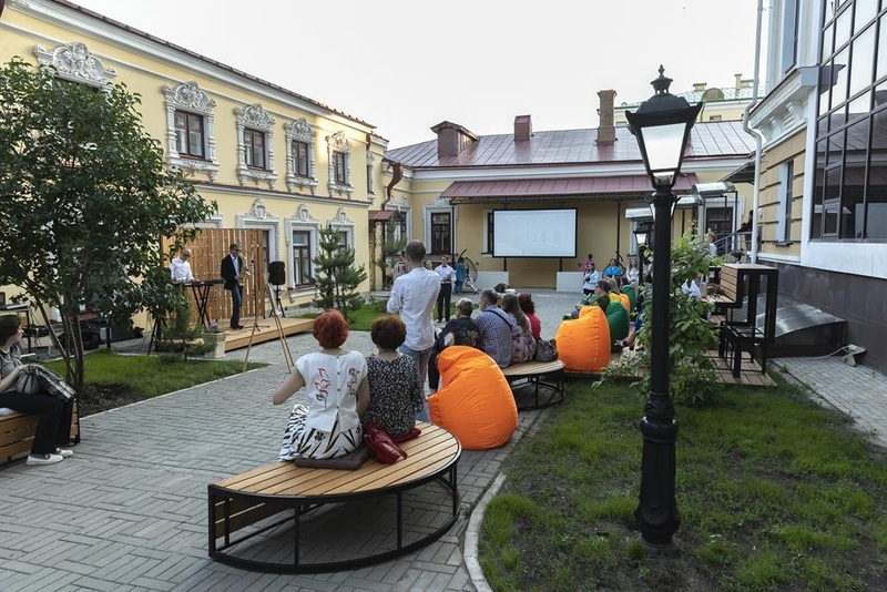 В "Книжном дворике" оренбургской библиотеки встречают первых гостей
