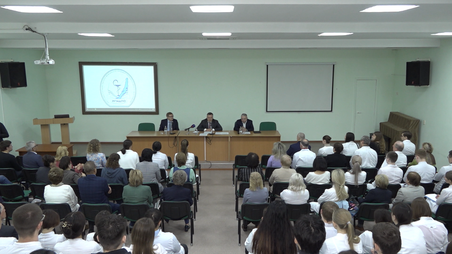 Проблему дефицита медицинских кадров на селе обсудили в правительстве Иркутской области