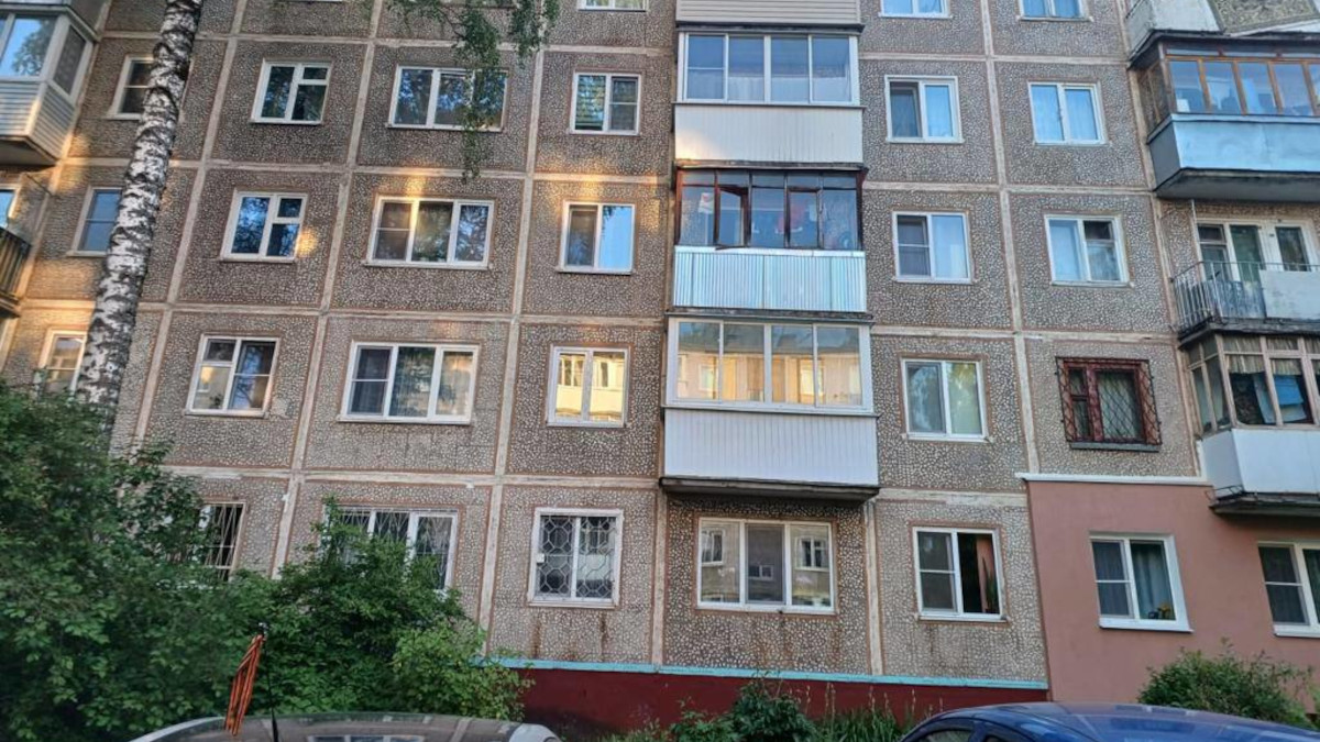Трехлетняя девочка упала с четвертого этажа в Твери