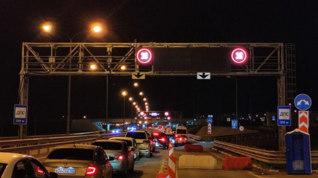 На подъездах к Крымскому мосту скопилось более 360 автомобилей