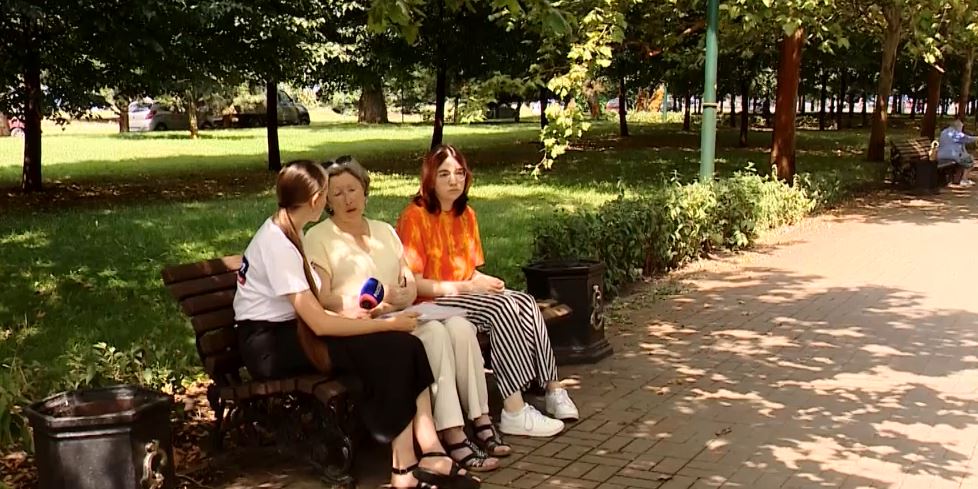 Девочка с цветной причёской, которую не брали в 10 класс, покидает школу № 101 Краснодара