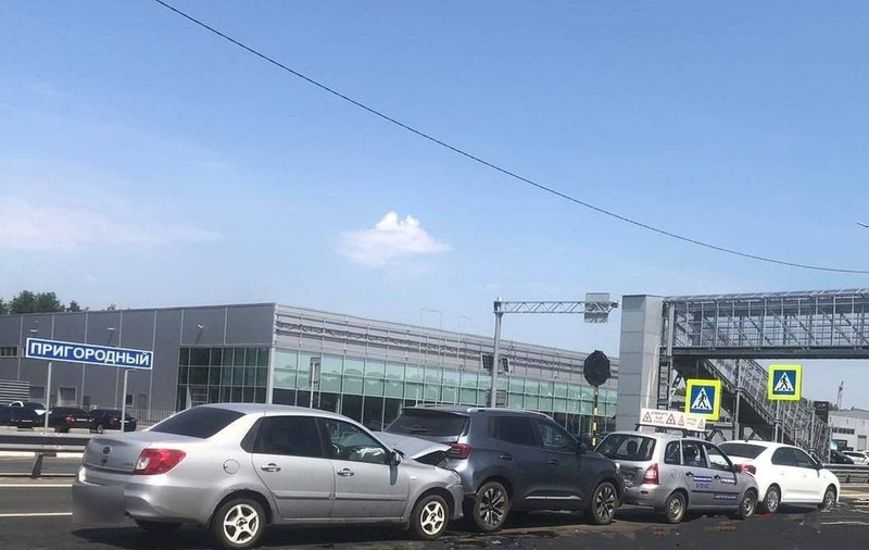 В Оренбурге недалеко от Нежинки в аварию попали три женщины-водителя