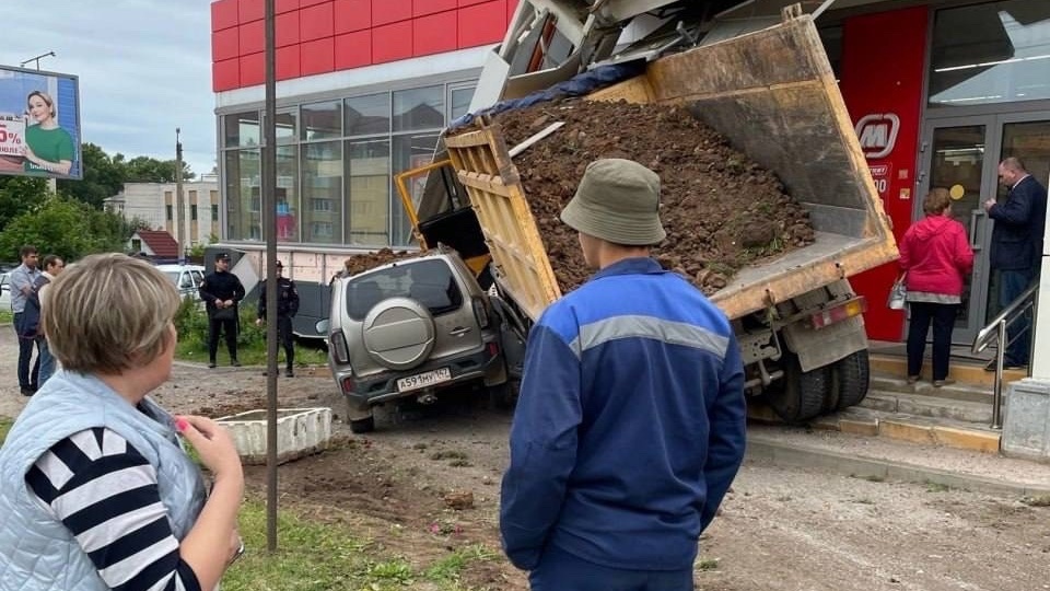 В Ленобласти самосвал влетел в стену супермаркета