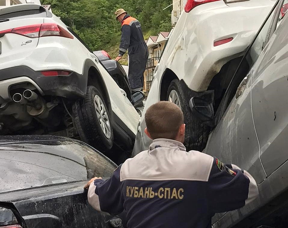В Сочи выплатят компенсации владельцам машин, пострадавшим от ЧС