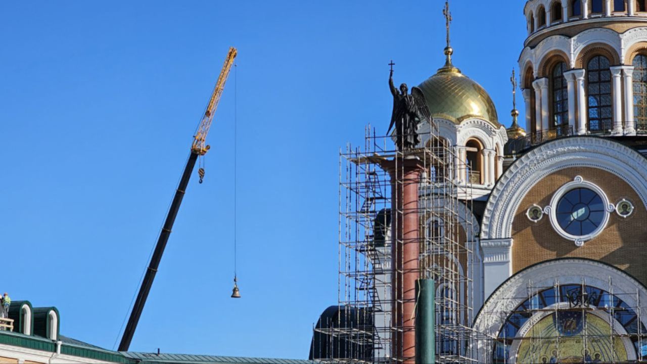 В главном соборе Ямала начали установку колоколов
