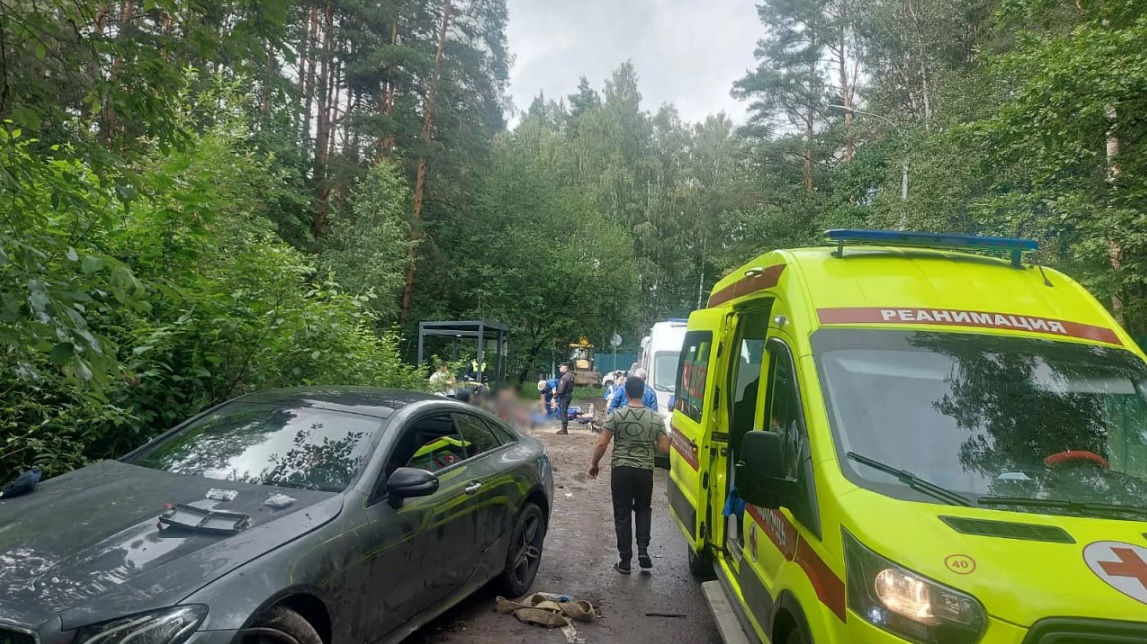 В Подмосковье подросток на папиной машине снес остановку, пострадали четверо