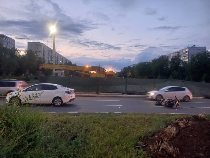 В Оренбурге на улице Чкалова мотоциклист протаранил иномарку