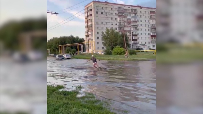 Оренбуржцы после проливного дождя устроили серфинг на дороге