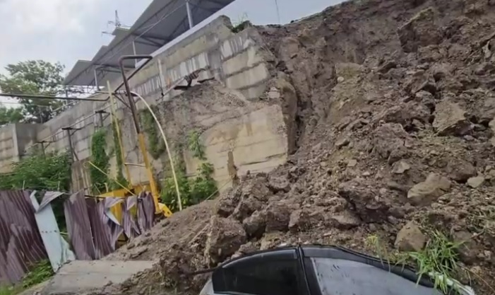 Обрушившаяся стена завалила машины и повредила газовую трубу