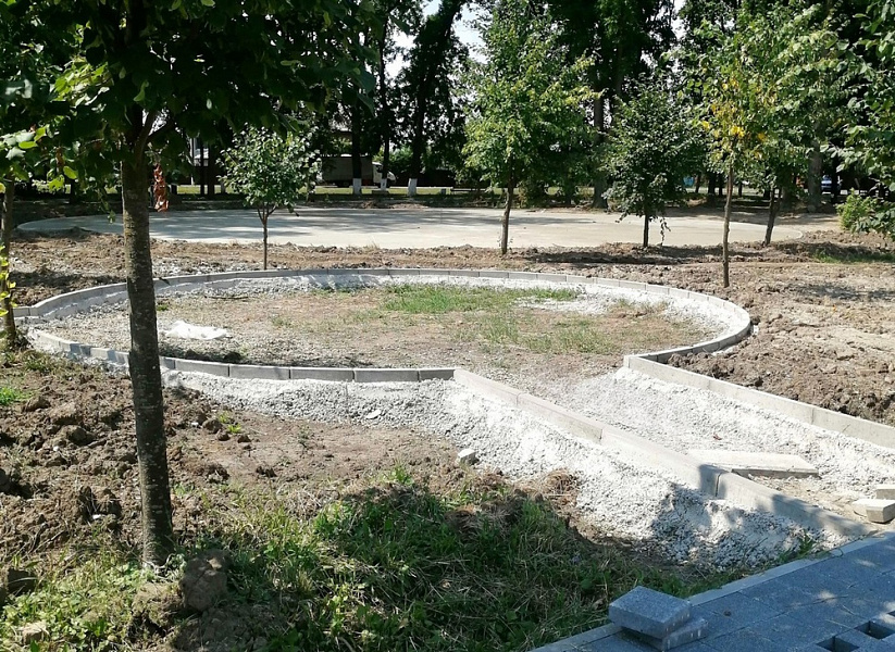 На Кубани ремонтируют сельский парк по нацпроекту