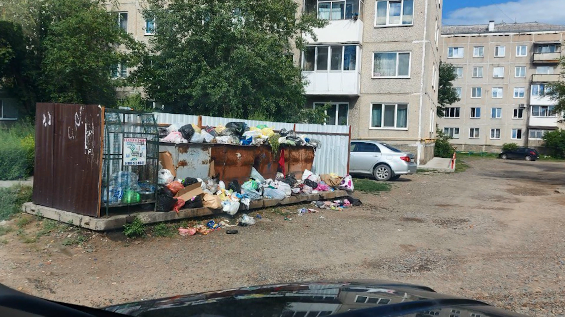 В Минусинске мусорные баки переполнены, а зловонные пакеты раскиданы по всей близлежащей территории