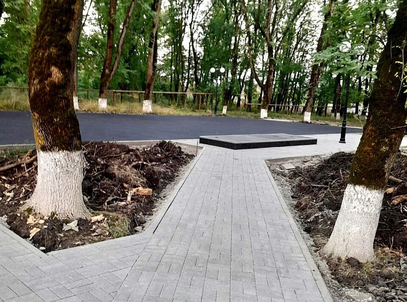 В Мостовском районе благоустраивают сельский парк