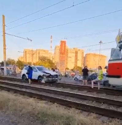 Кроссовер вылетел на рельсы в Краснодаре и перекрыл движение