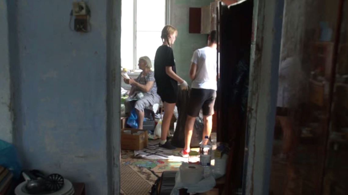 Волонтёры в Новороссийске помогают пенсионерам по хозяйству