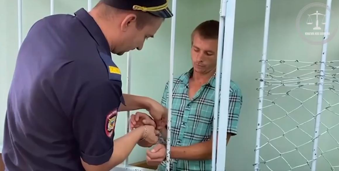 Мужчину, облившего девушку кислотой в Усть-Лабинском районе, заключили под стражу