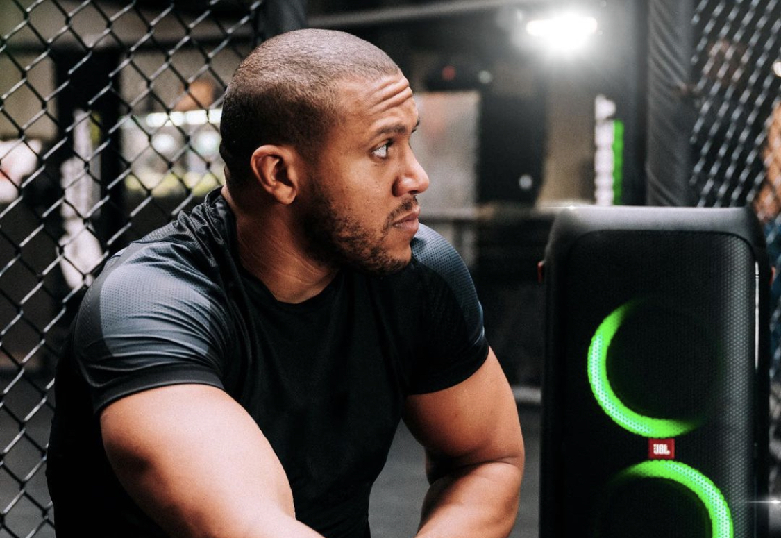 Бойца UFC ограбили во время его боя