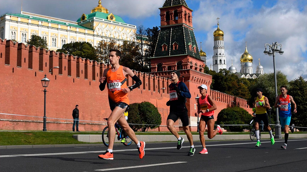Для бегунов московского полумарафона приготовили 12 тонн бананов и апельсинов