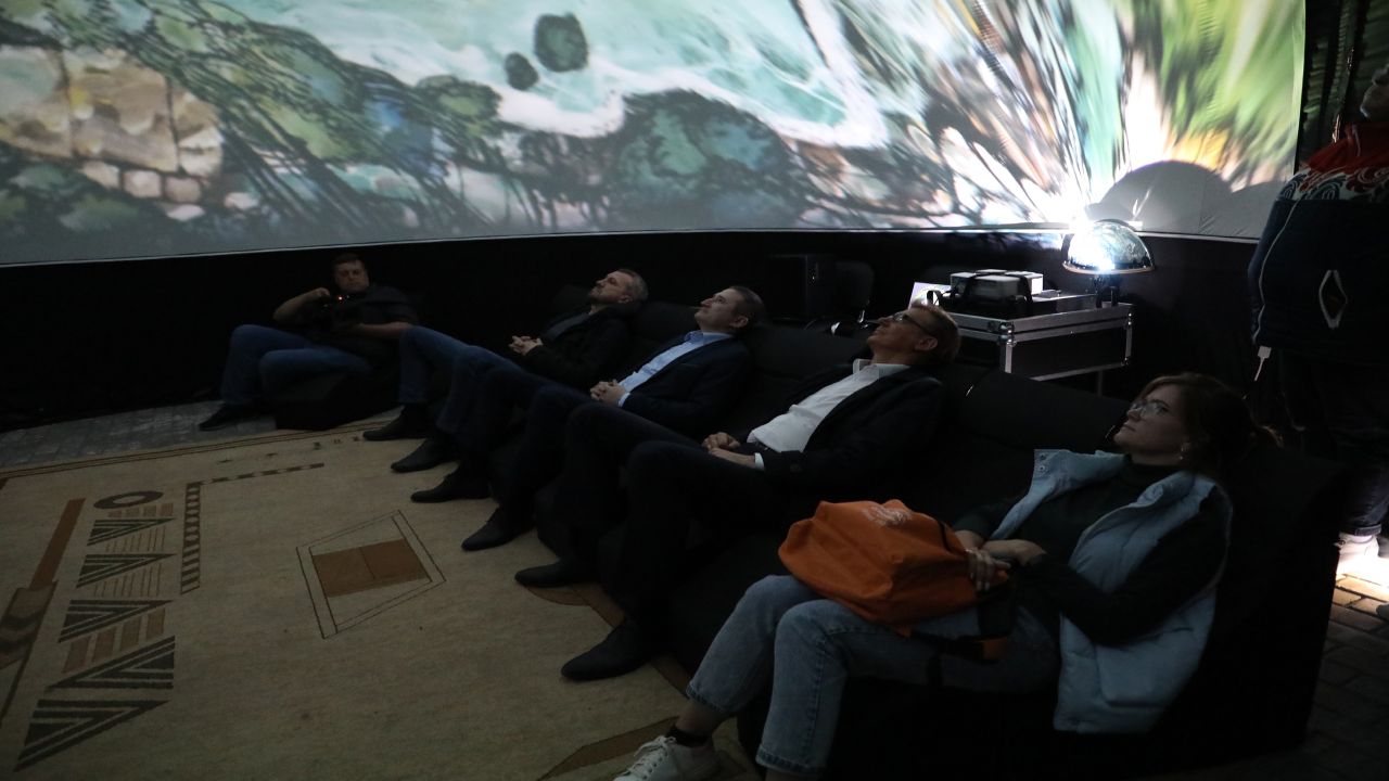 "Земля в иллюминаторе": на Ямале открылся мобильный планетарий