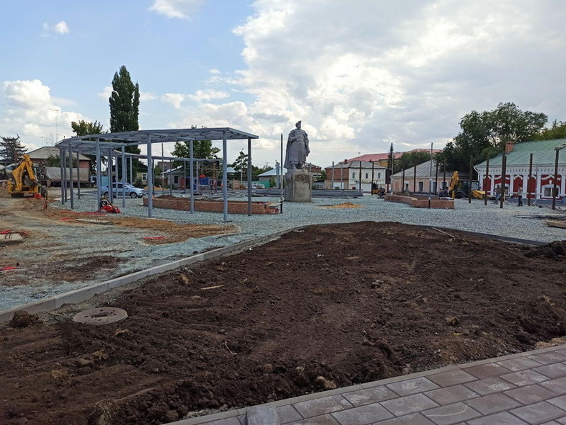 В Орске продолжается благоустройство сквера им. Б. Хмельницкого