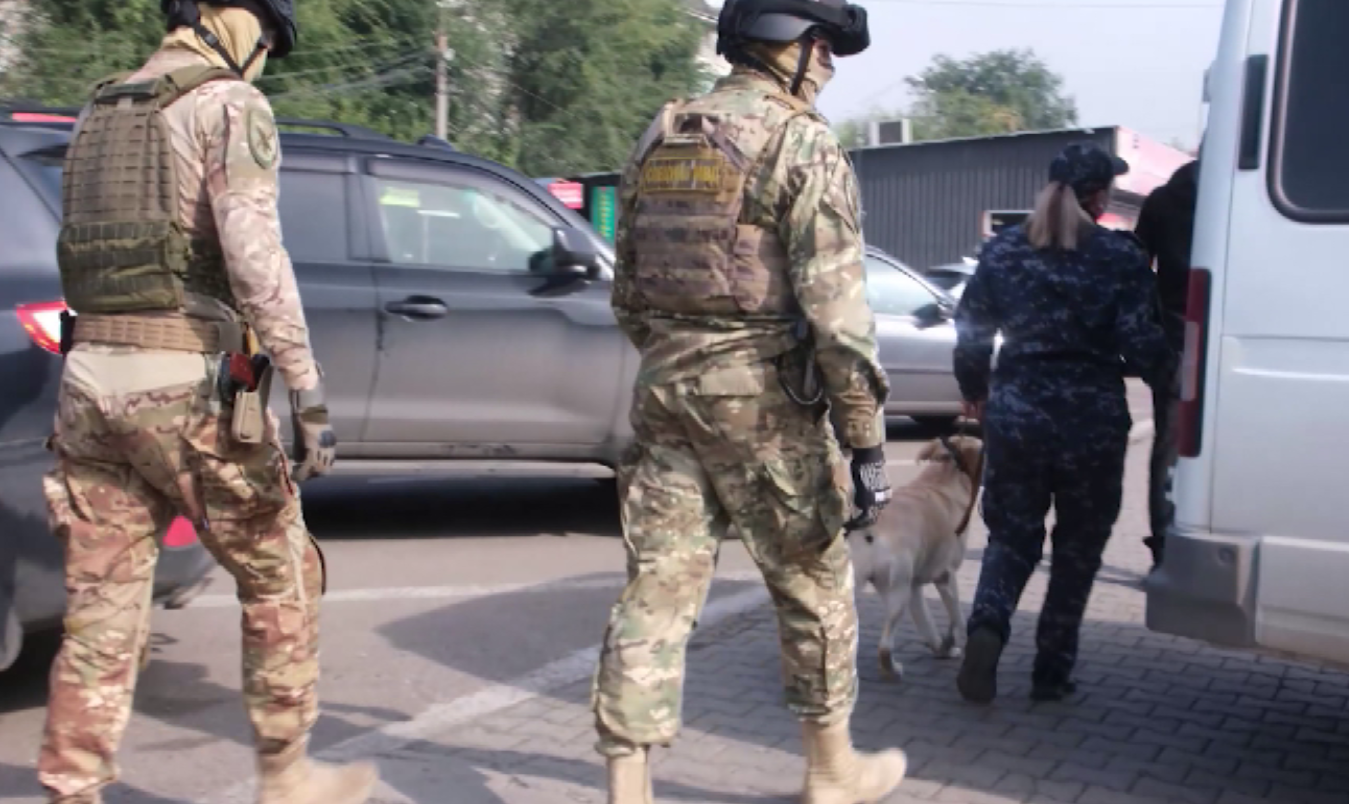 В Ленинском районе Красноярска, два мигранта получили повестки в военкомат во время рейда